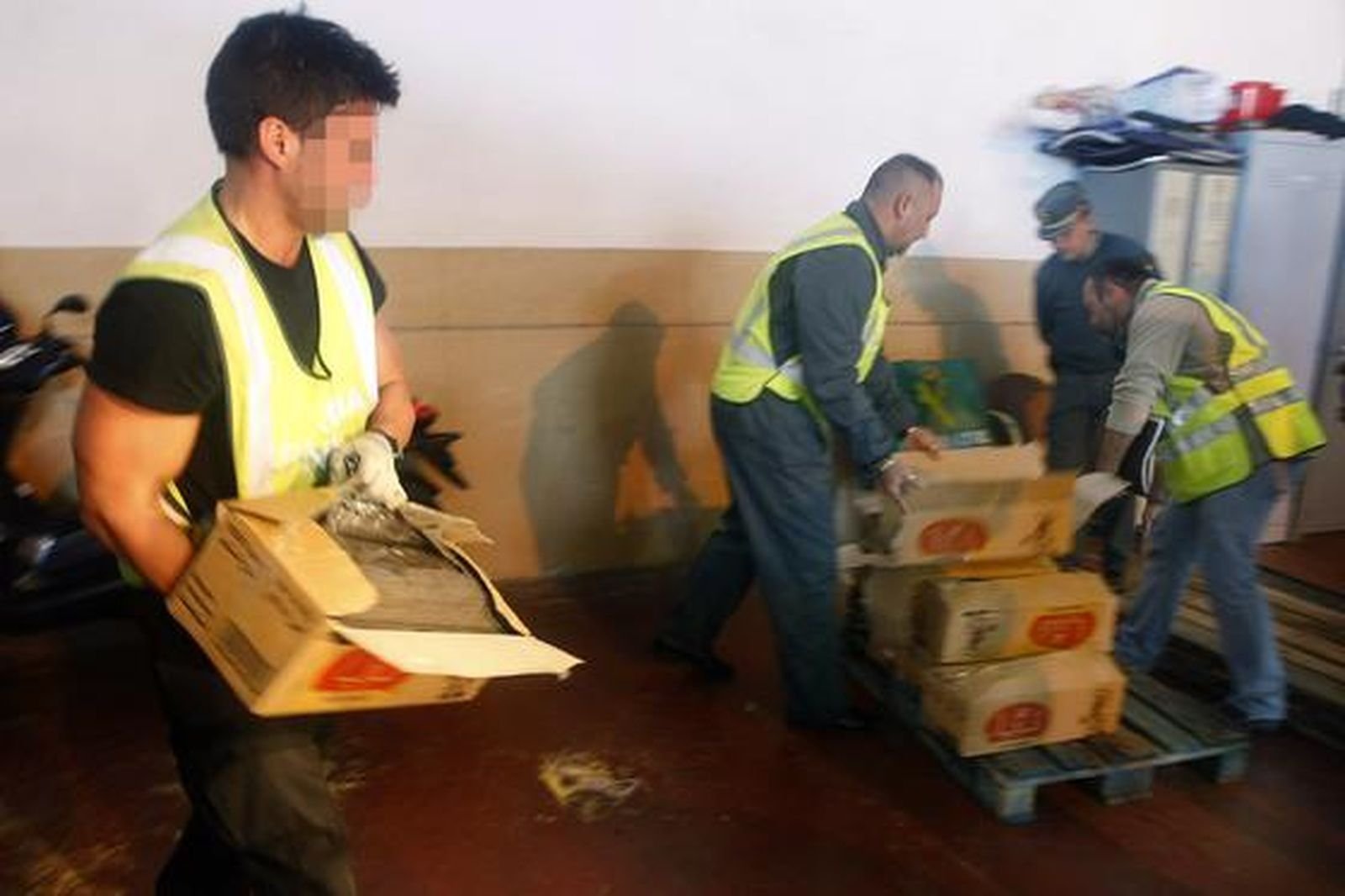 La Guardia Civil interviene 4.800 kilos de hachís en un contenedor en el muelle de Cádiz. 

Foto: Jose Braza