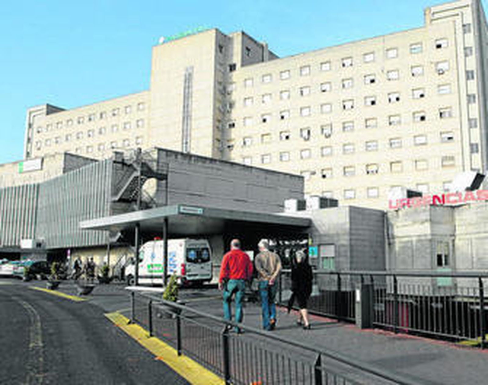 Varias personas en el acceso al Hospital de Valme.