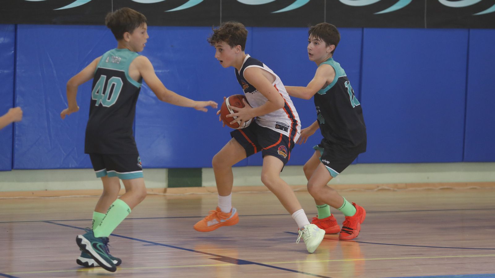 Las fotos de la primera jornada del Cadeba mini-masculino de La Línea