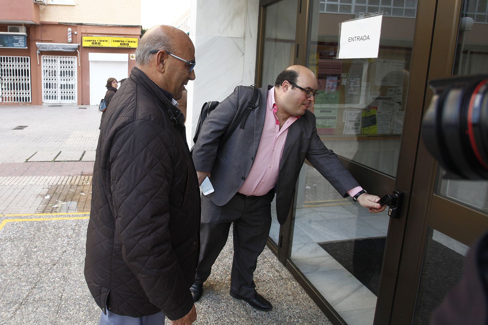 Manuel González Bauza se dispone a entrar en los juzgados mientras que su abogado Juan Domingo Valderrama abre la puerta.