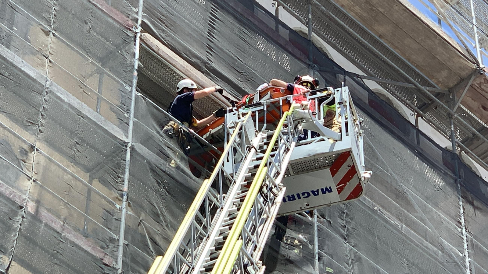 Rescatan a un trabajador que cayó en una obra y quedó suspendido por el arnés de seguridad
