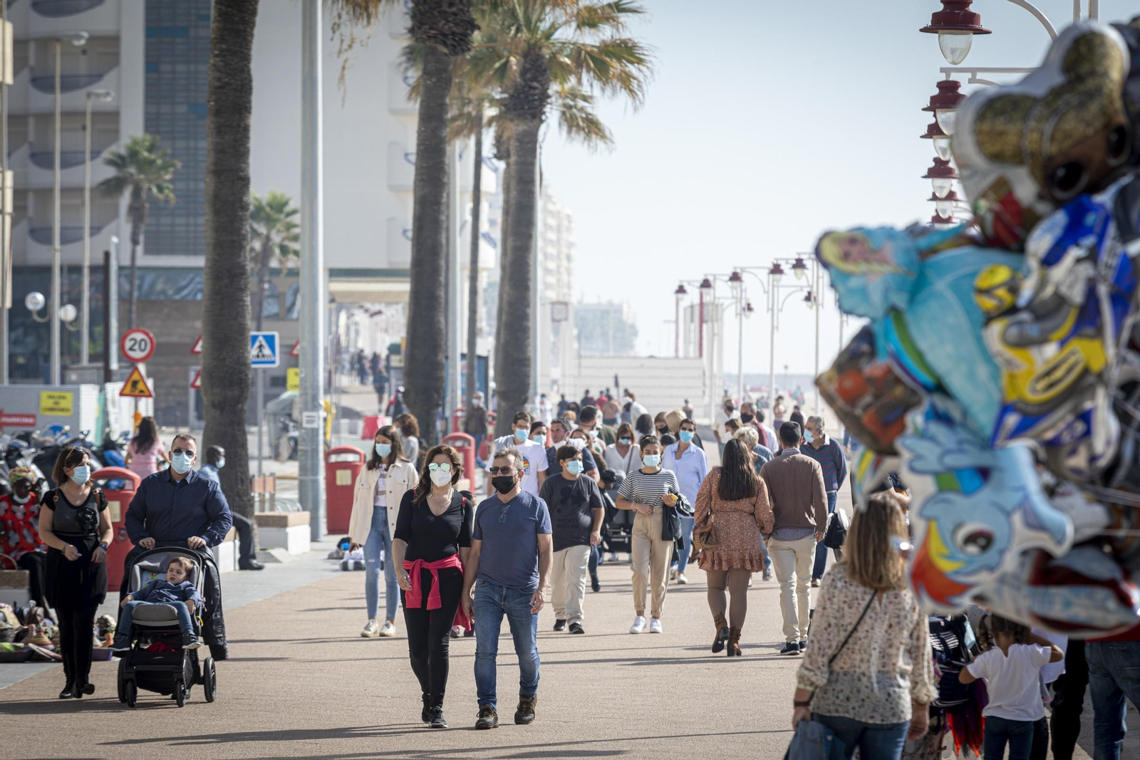 Imágenes: Así vive  Cádiz su primer puente en nivel 3
