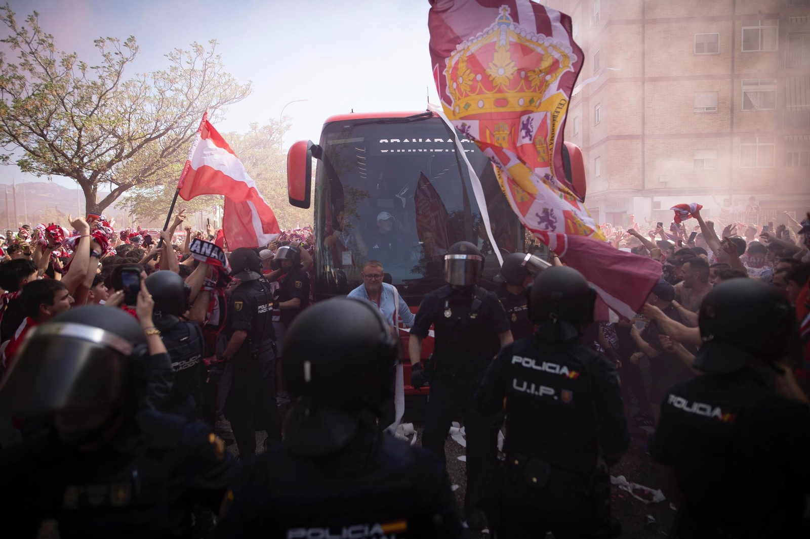 Encuéntrate en la grada de Los Cármenes en el partido del Granada CF-Elche