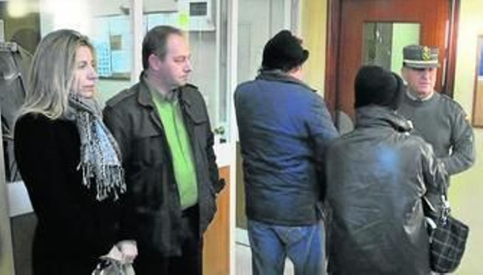 Los padres de Marta observan a los padres del Cuco a su llegada a la Audiencia para asistir al juicio.