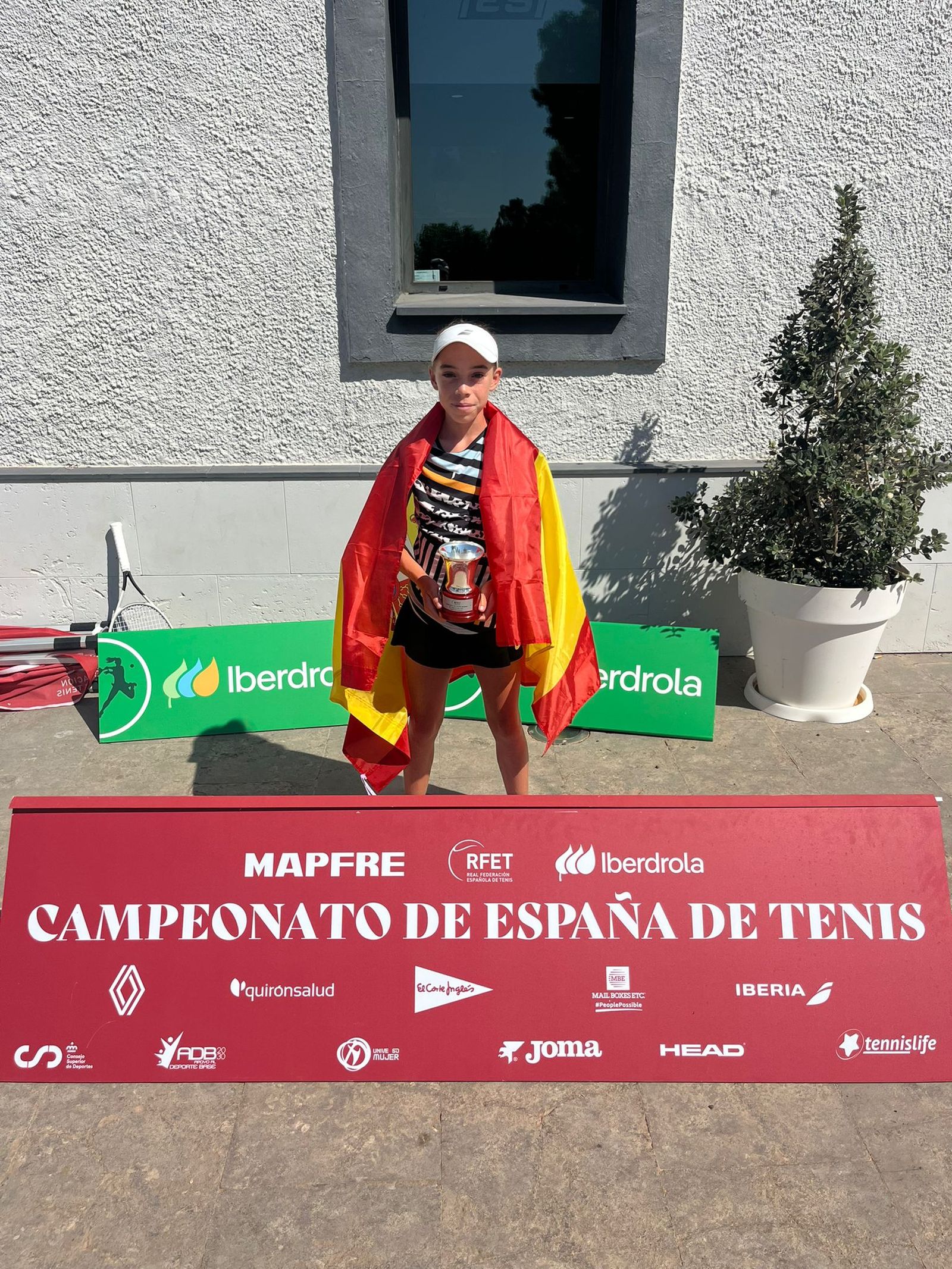 La jerezana, con la bandera de España y la copa de campeona.