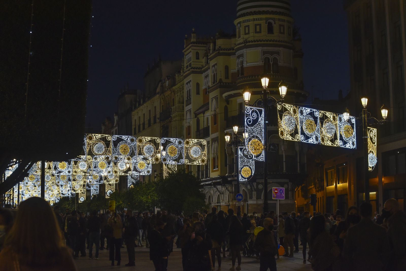 Sábado de ambiente, y encendido de luces de Navidad en Sevilla
