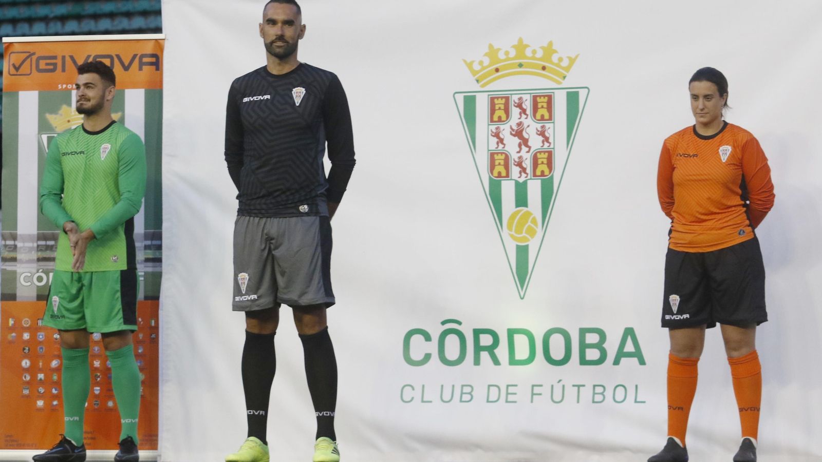 Hankins, Felipe Ramos y Carmen Gordillo, con las camisetas de los porteros.