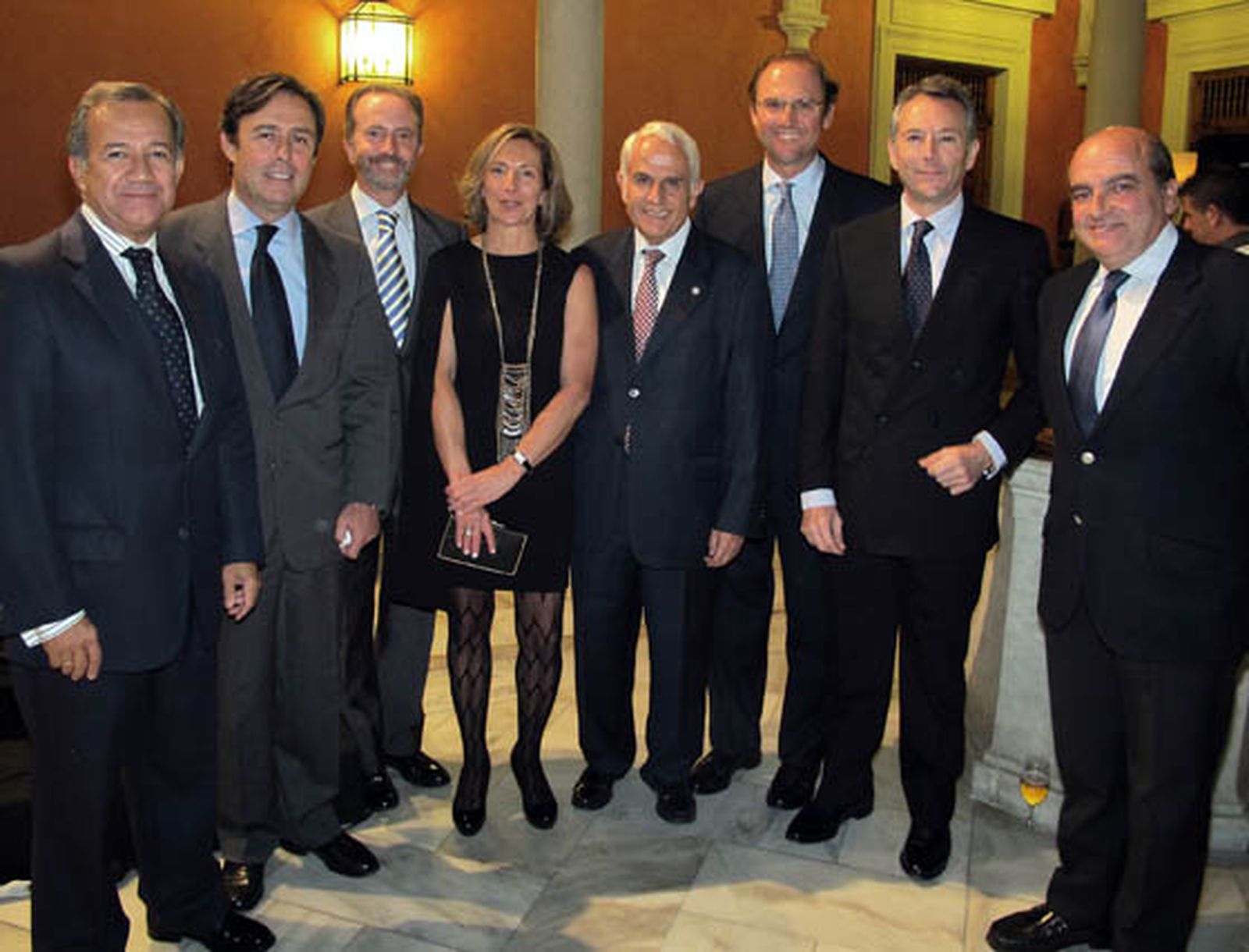 Mercedes Molina, presidenta de Autismo Sevilla, con Jorge Segura (Deloitte), Ricardo Pumar, presidente
de Inmobiliaria del Sur; Rodrigo Charlo, presidente de Bogaris; Antonio Pascual, director del Centro
Andaluz de Prospectiva; Javier Molina, presidente del Consejo de Administración de Befesa; José Joly Martínez de Salazar, presidente de Grupo Joly, y Luis Miguel Martín Rubio, director de Negocio para Andalucía de Ernst & Young, miembros del grupo asesor de la Asociación Autismo Sevilla.

Foto: Victoria Ramírez