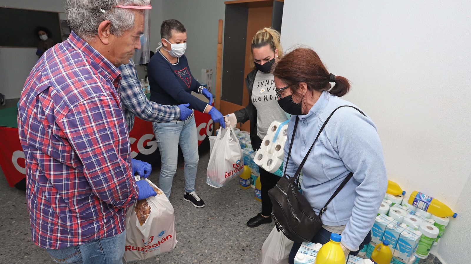 Reparto de alimentos del colectivo 'Solidarios frente al COVID-19'