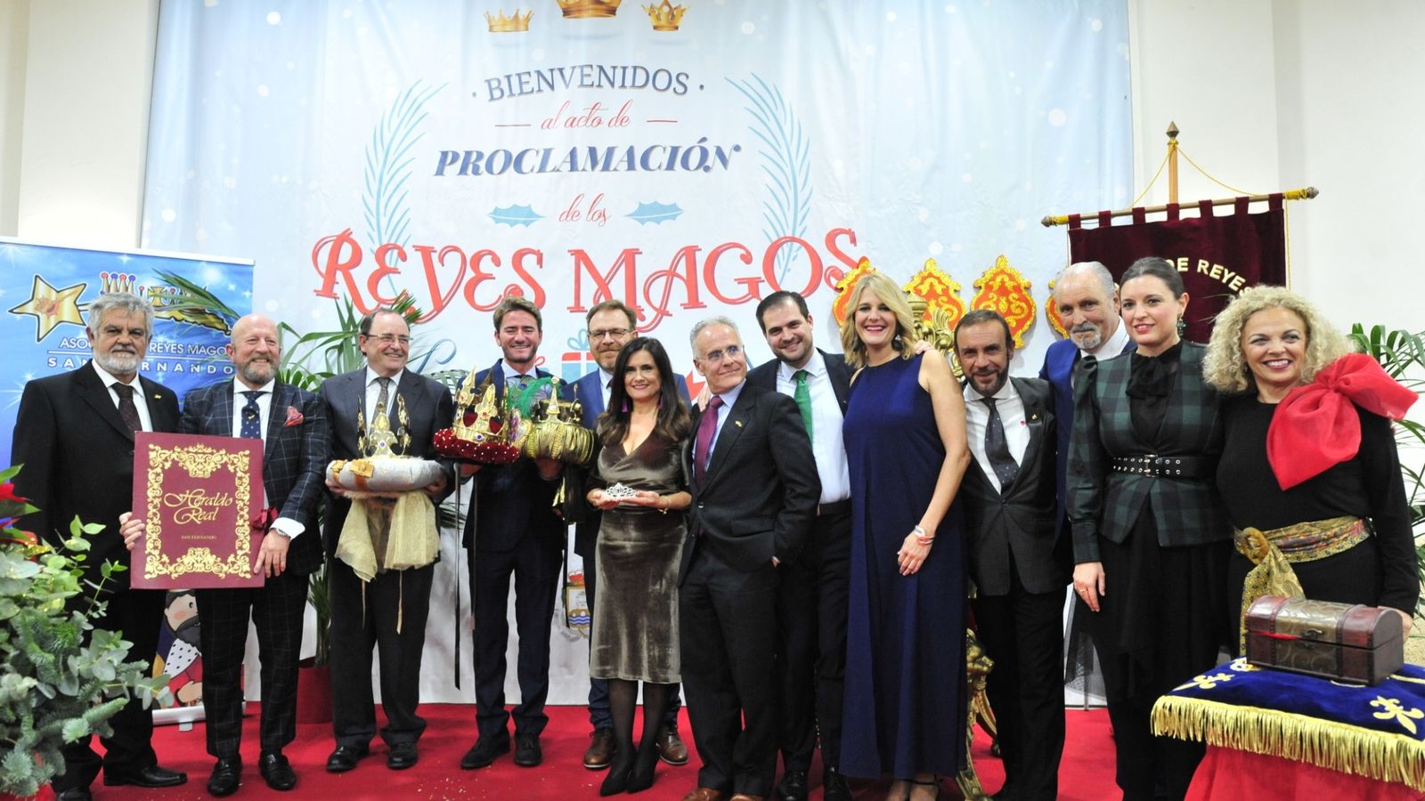 Foto de grupo con los Reyes Magos, Heraldo y Estrella de este año y del pasado, junto a la alcaldesa  y a la delegada de FIestas.
