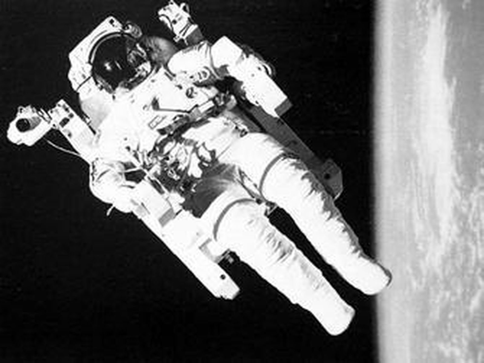 1984Por vez primera el hombre puede volar completamente libre por el espacio