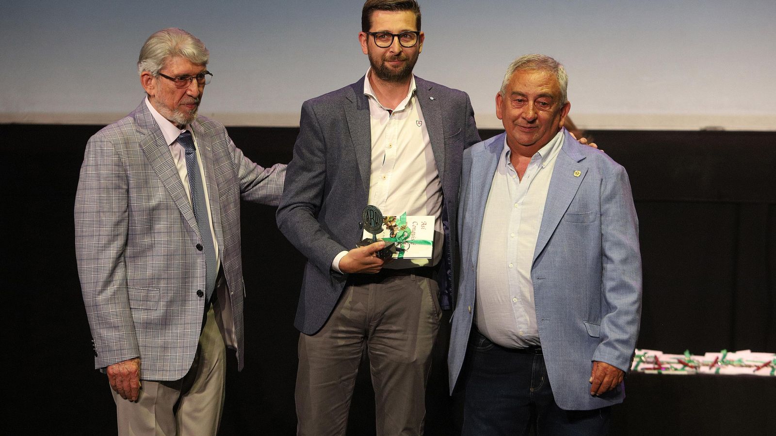 El periodista Antonio Carrasco recibe el reconocimiento de ARO por su colaboración en Huelva Información