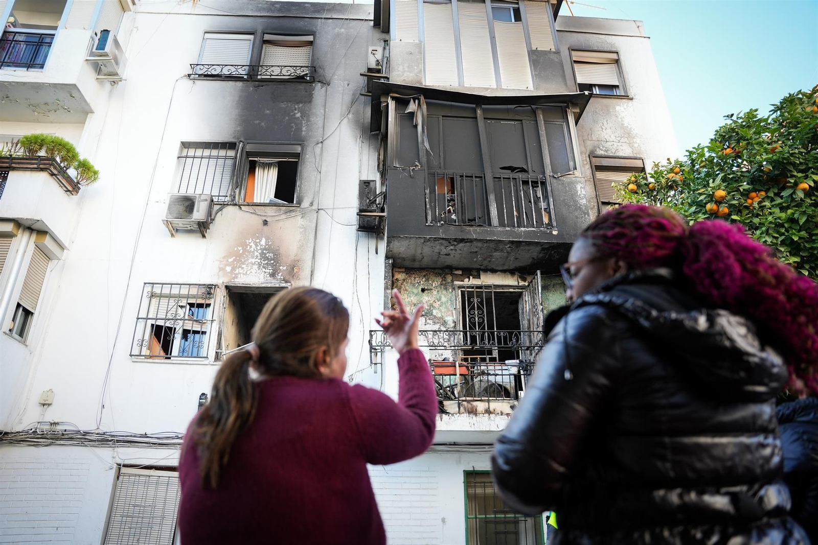 La inquilina del piso incendiado en la Macarena: "No hemos podido salvar nada. Salimos con lo puesto"