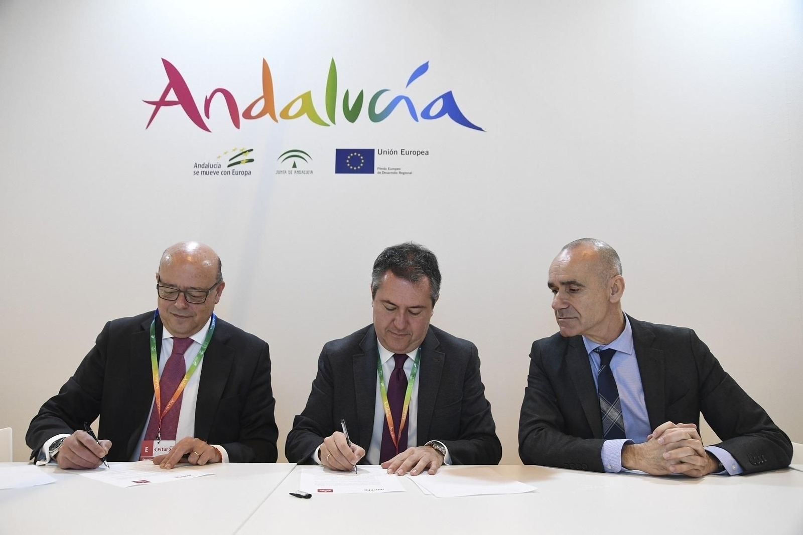 El Ayuntamiento de Sevilla y Movelia firman un convenio para atraer turistas por carretera.