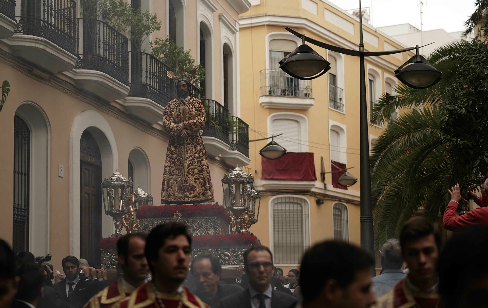 El Vía Crucis de las Cofradías 2020, en fotos