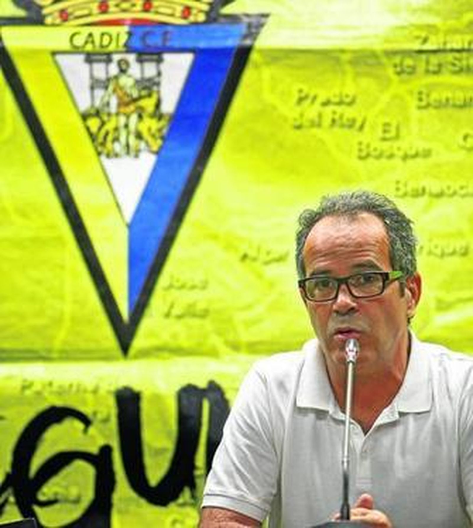 Cervera atiende a los medios de comunicación bajo un enorme escudo del equipo.