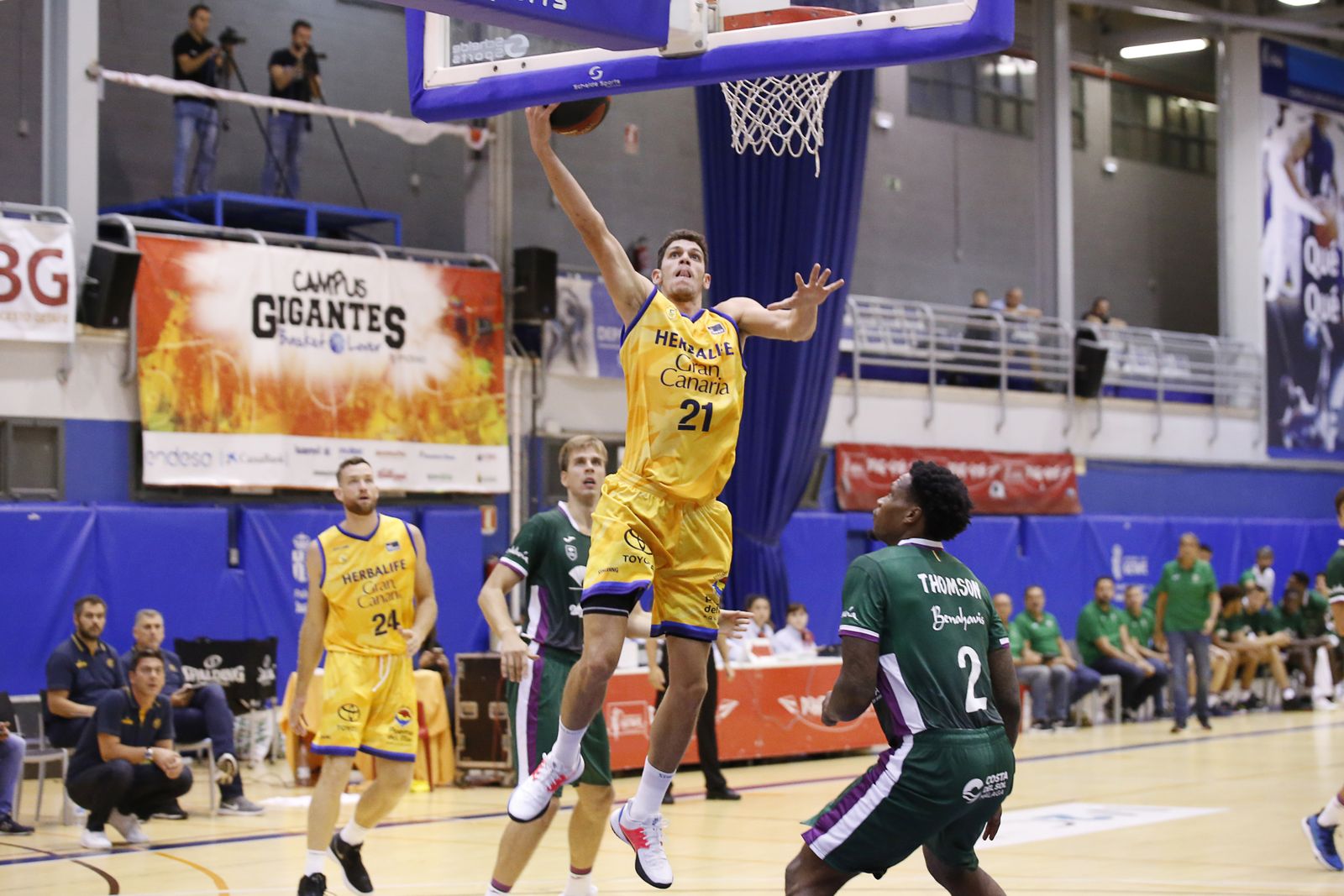La primera victoria del Unicaja, en fotos