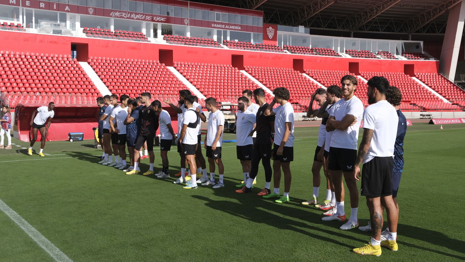 Imágenes de la visita de la Alcaldesa de Almería, María Vázquez, a los jugadores de la U.D. Almería