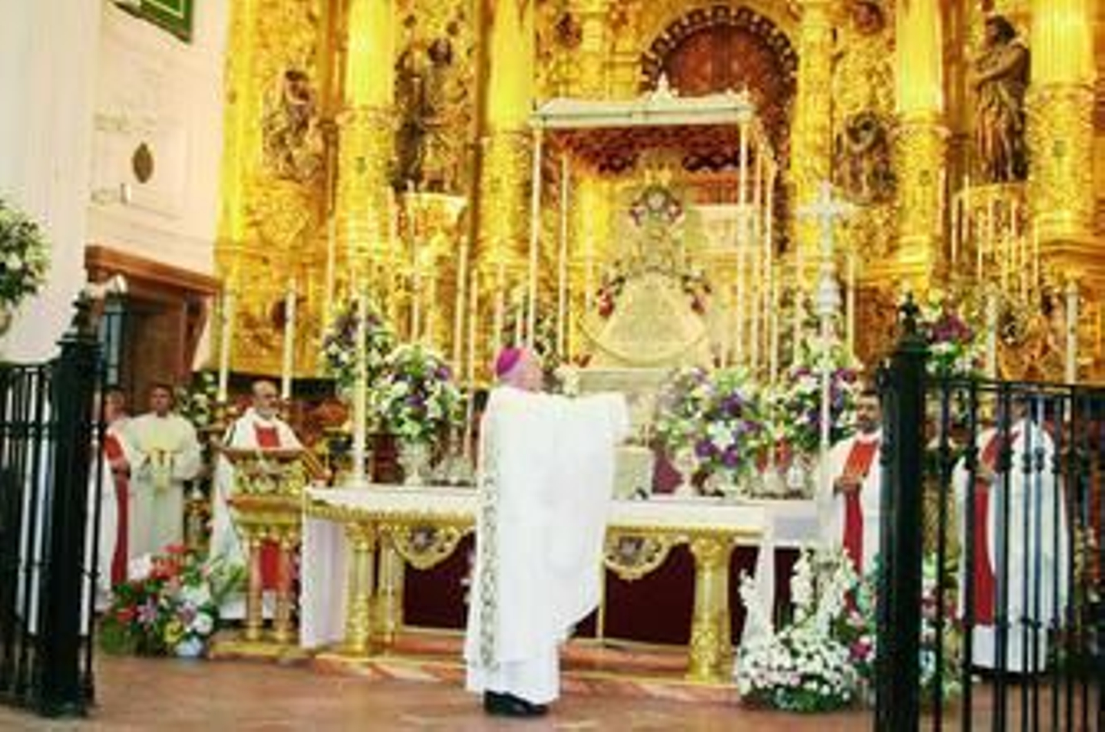 El obispo de Huelva, José Vilaplana, bendice el altar al inicio de la Eucaristía.