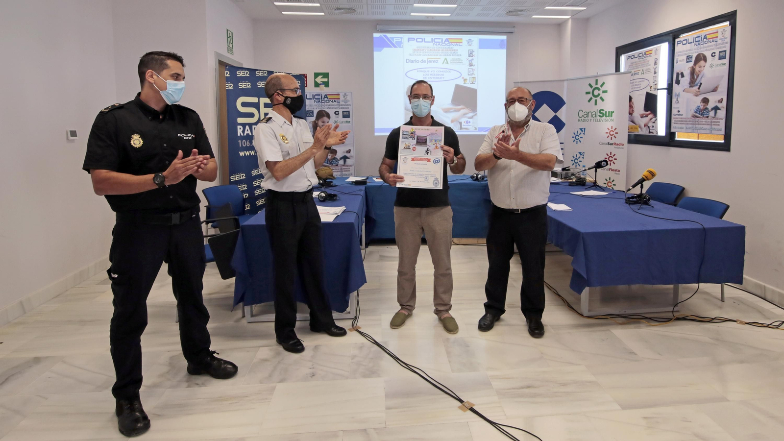 Premios del concurso escolar de infografías sobre riesgos de internet de Diario de Jerez y Policia Nacional