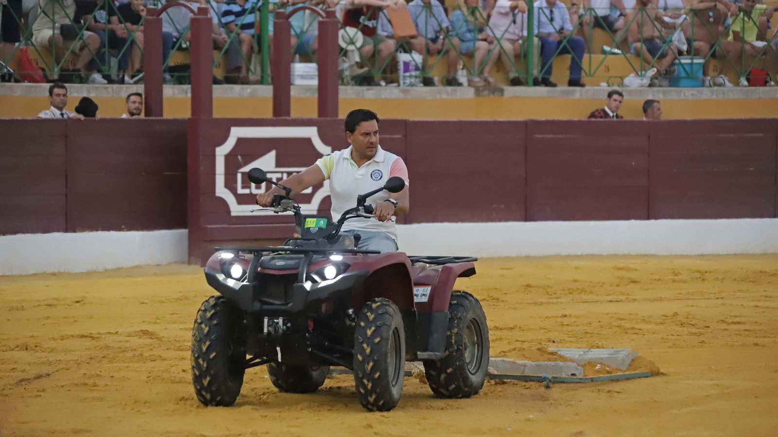 Fotos de la corrida del jueves de la Feria de La Línea: Diego Ventura, José María Manzanares y Roca Rey