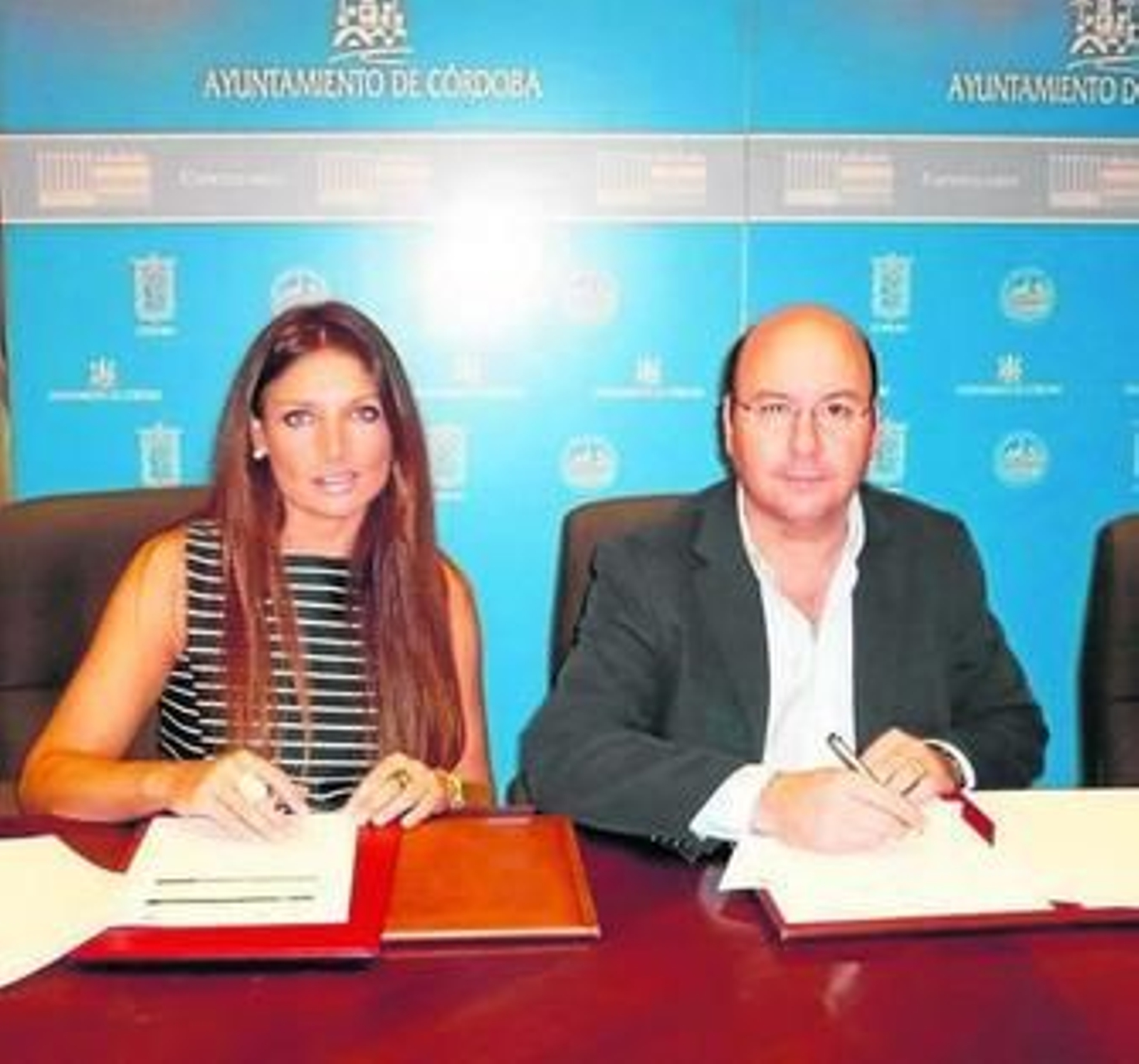 Marisol Chacón y Rafael Navas, ayer en el Ayuntamiento.