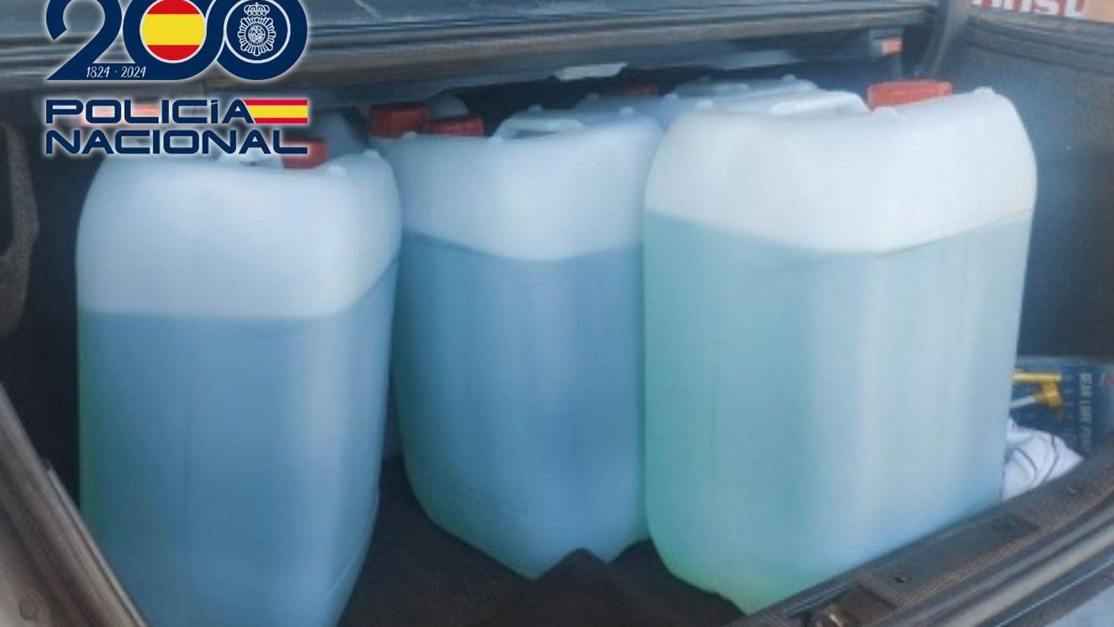 Las garrafas con gasolina.