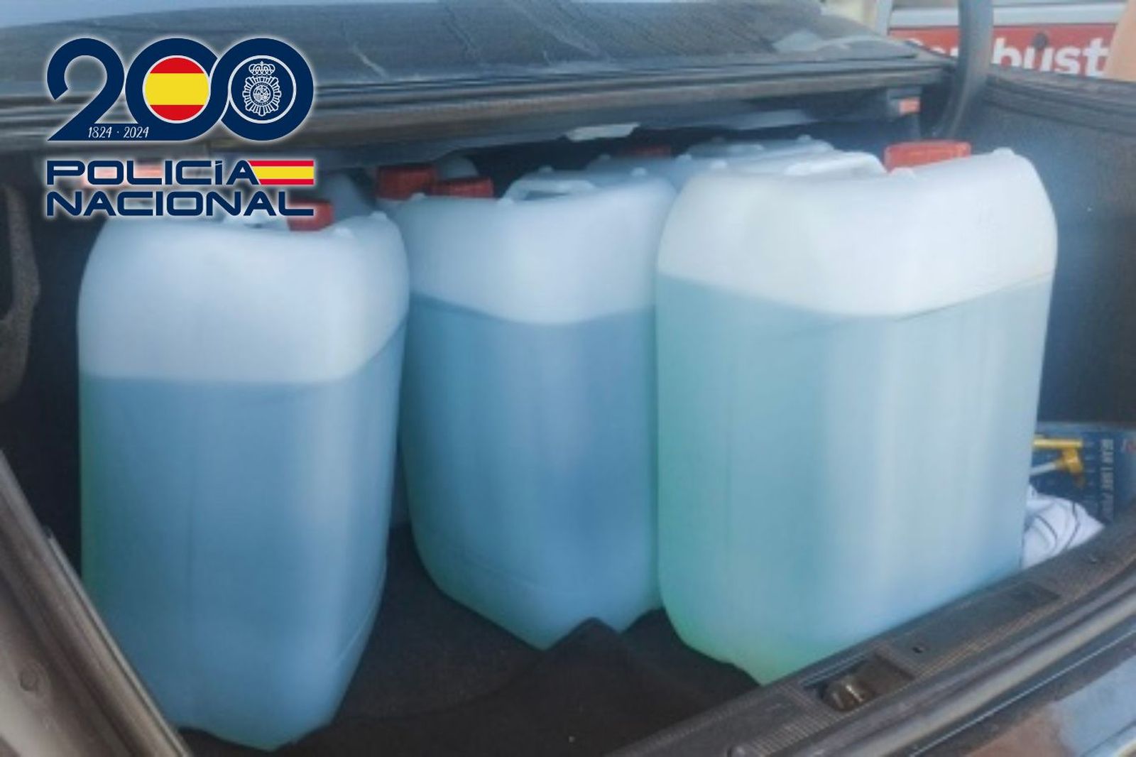 Garrafas con gasolina intervenidas en una operación anterior.