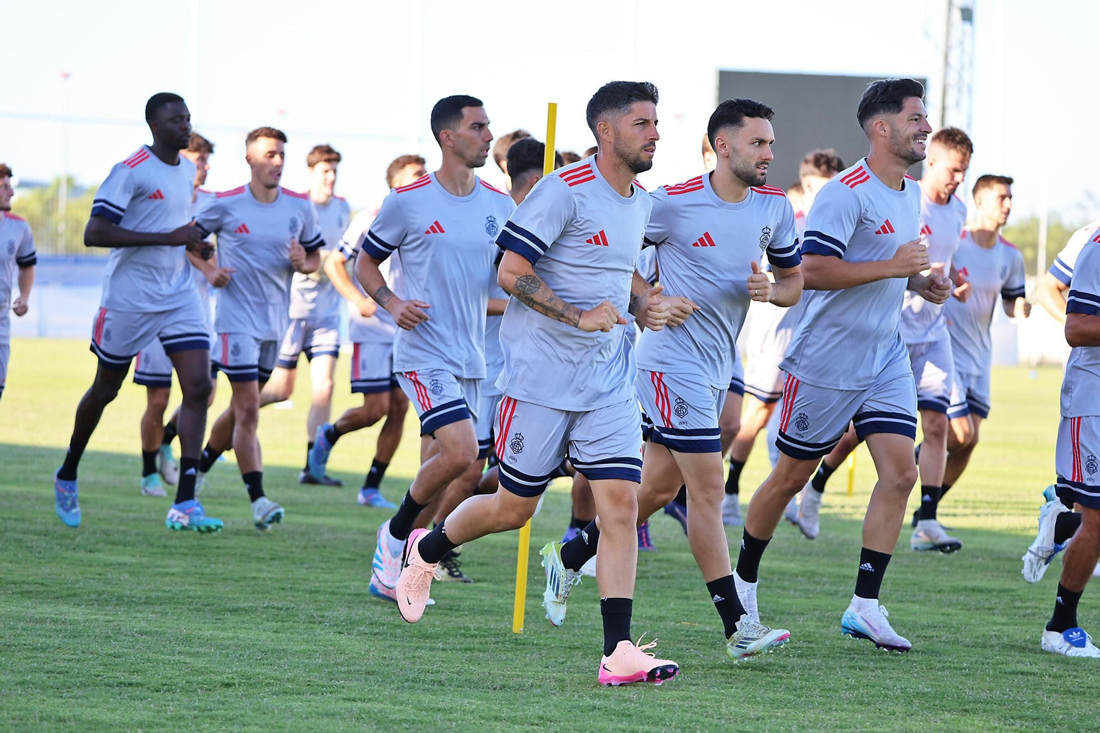 Los jugadores realizan carrera continua en un entrenamiento.
