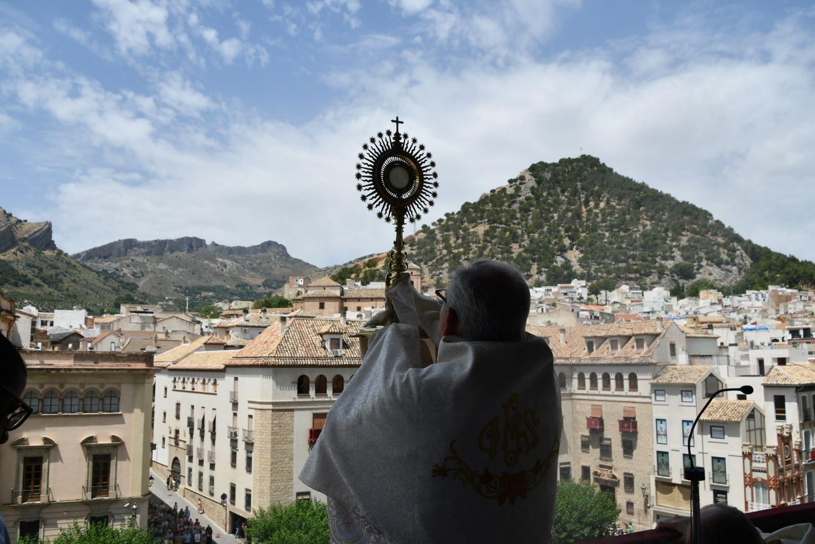 El Santísimo Sacramento llena de esperanza el corazón de los fieles jiennenses, en imágenes