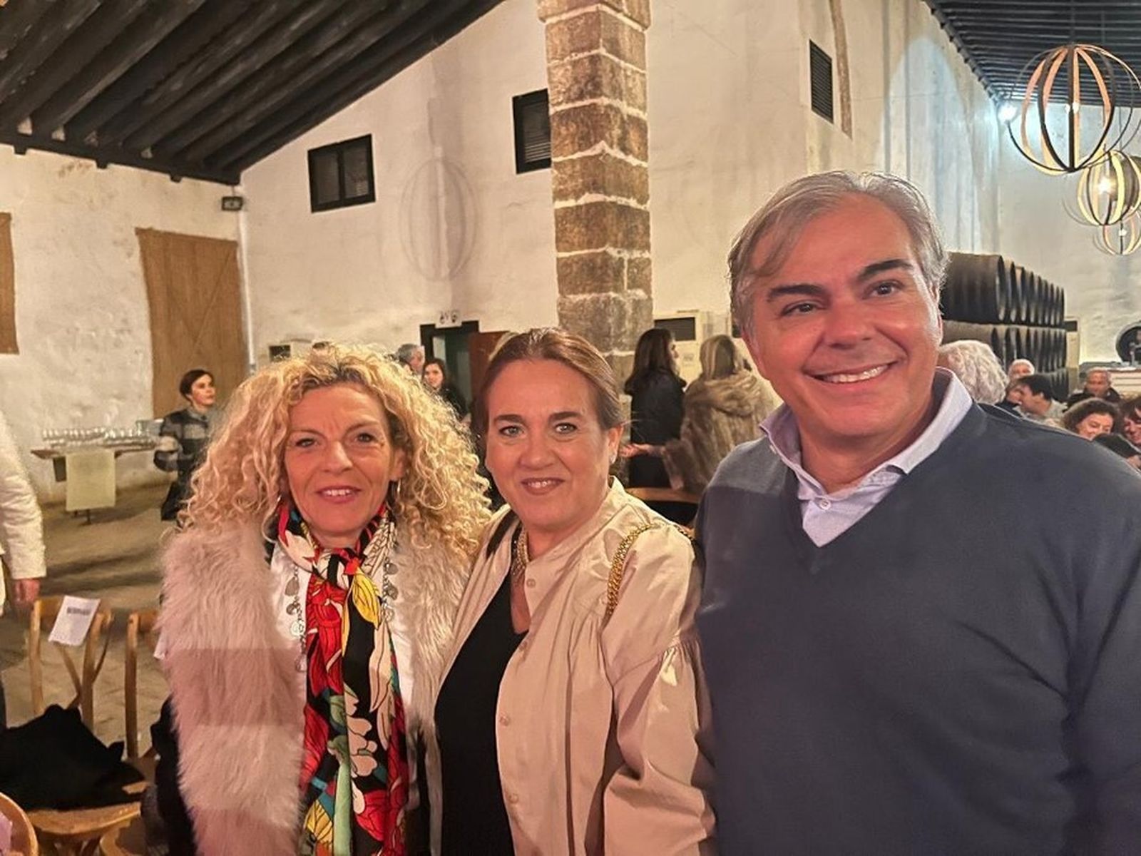 Susana Casado, Paola Copano y Ricardo Muñoz, disfrutando del espectáculo navideño.
