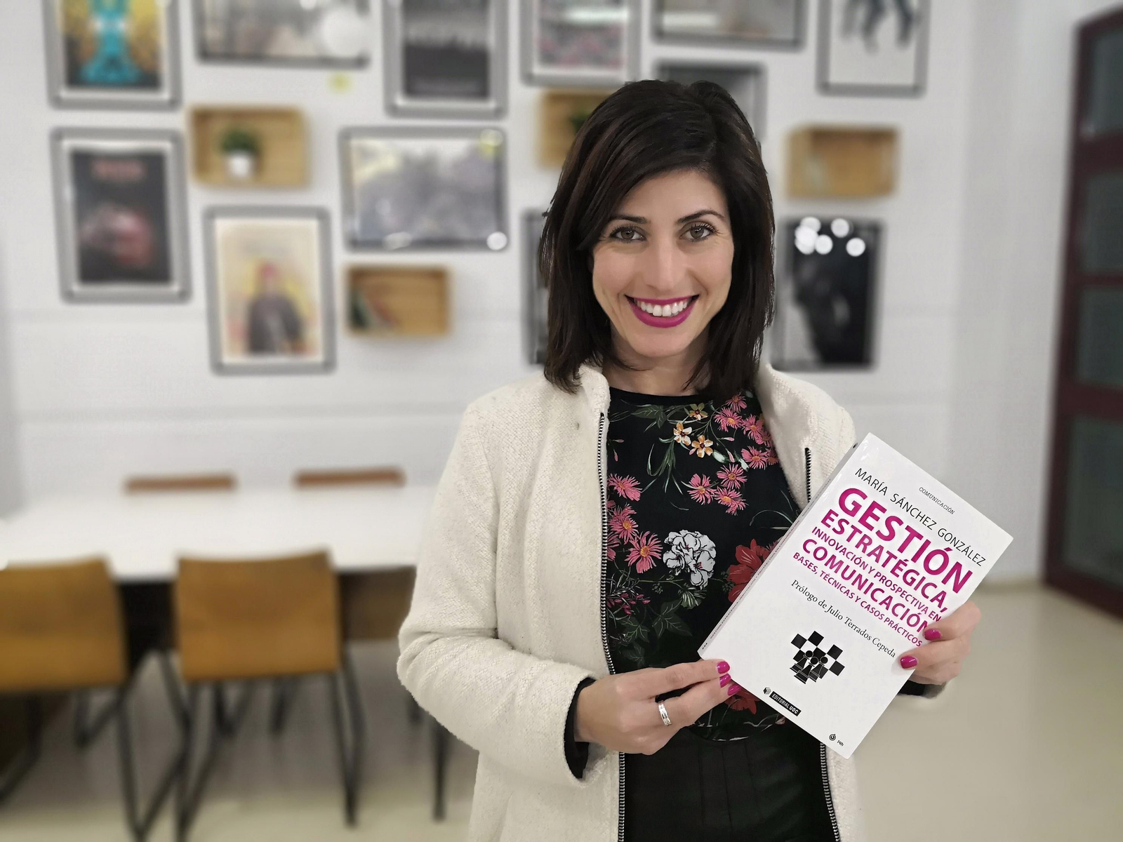 María Sánchez posa con su libro.