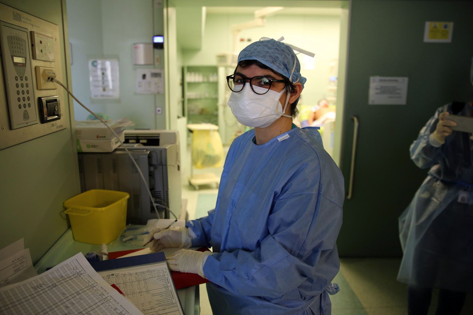 Una profesional sanitaria, en un centro hospitalario.