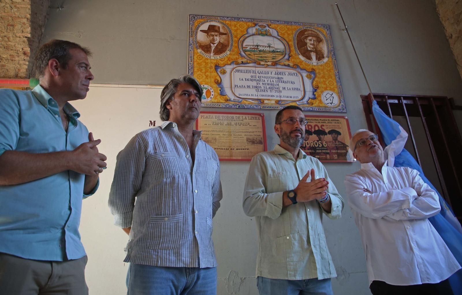 Juan Franco, Curro Duarte y los promotores de la iniciativa en el momento del descubrimiento.