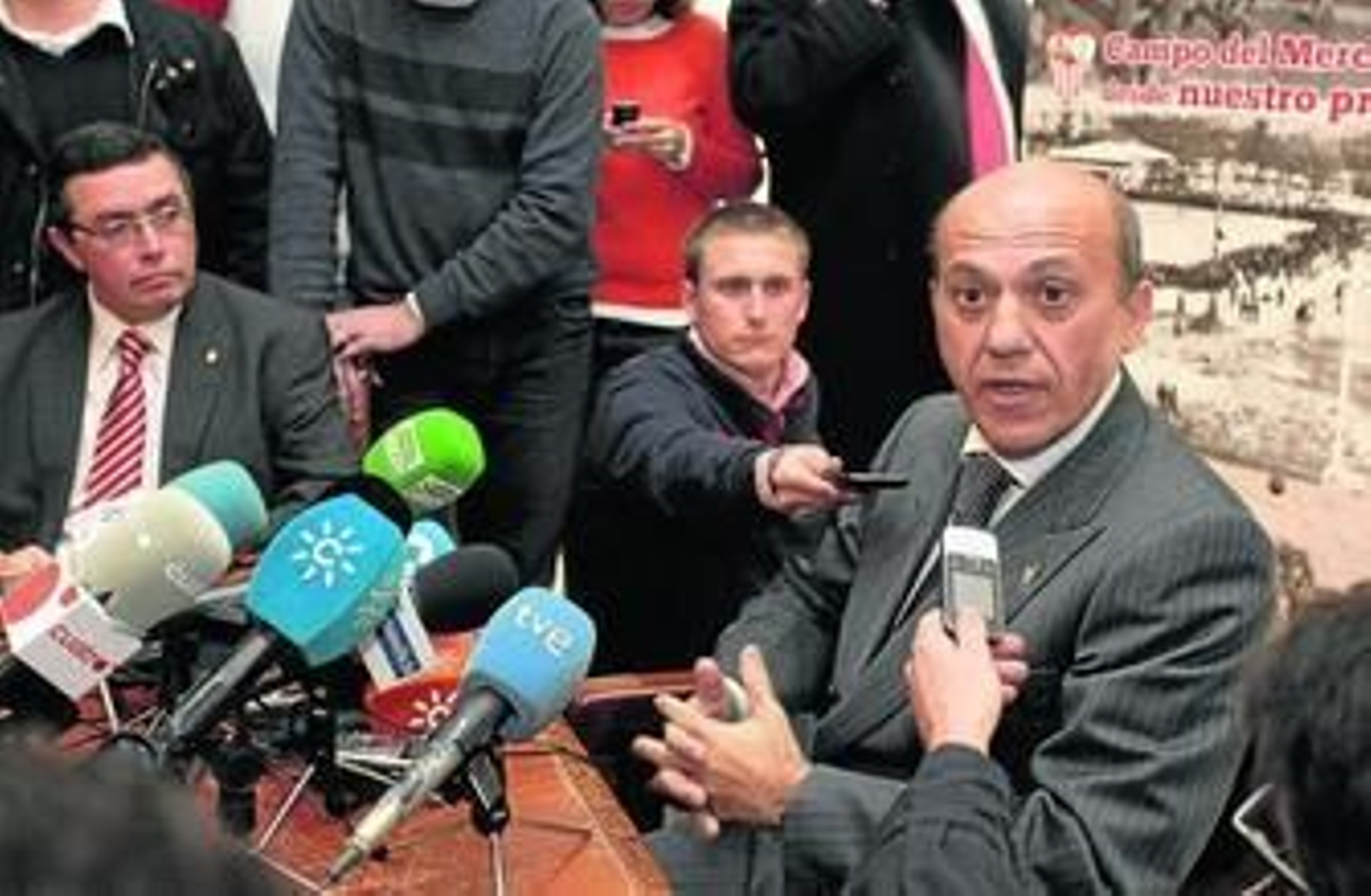 Del Nido, en la sala de juntas del Círculo Mercantil junto a Práxedes Sánchez, presidente de este club.