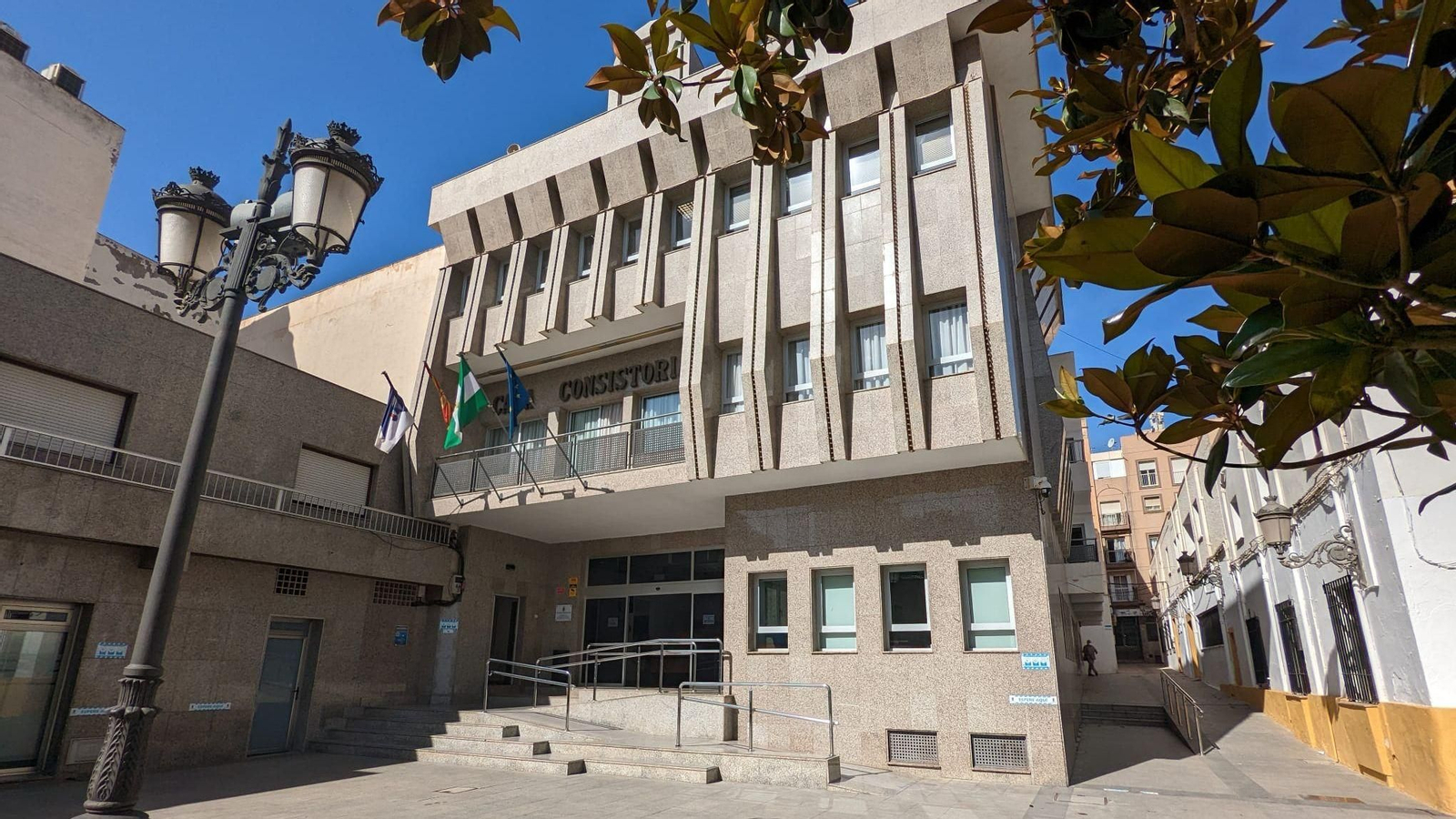 Fachada del Ayuntamiento de Roquetas de Mar.