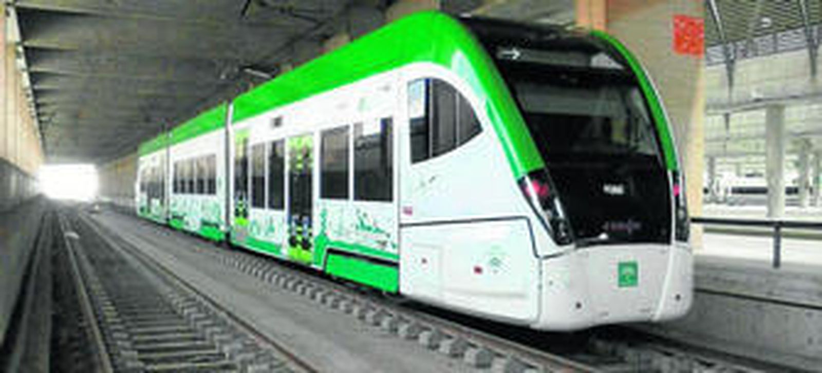 Una de las primeras unidades del tren-tranvía, fotografiada en septiembre en la estación de Santa Justa, de Sevilla.