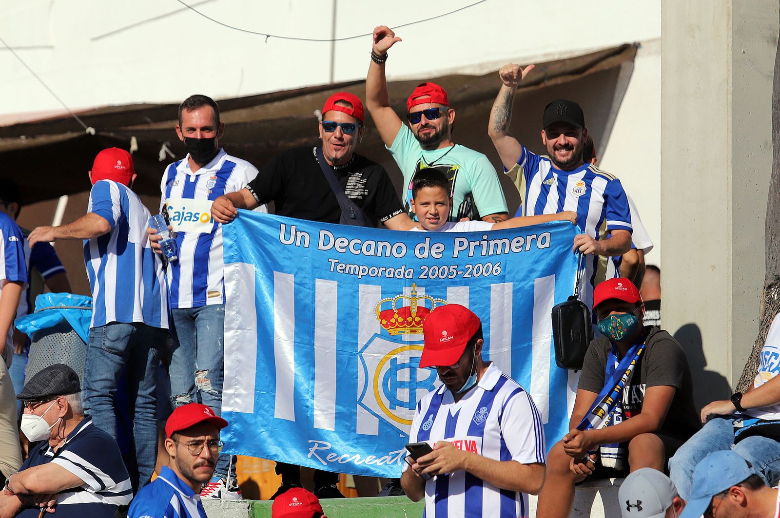 Imágenes de la afición más fiel del Recre en su visita al campo del Antoniano