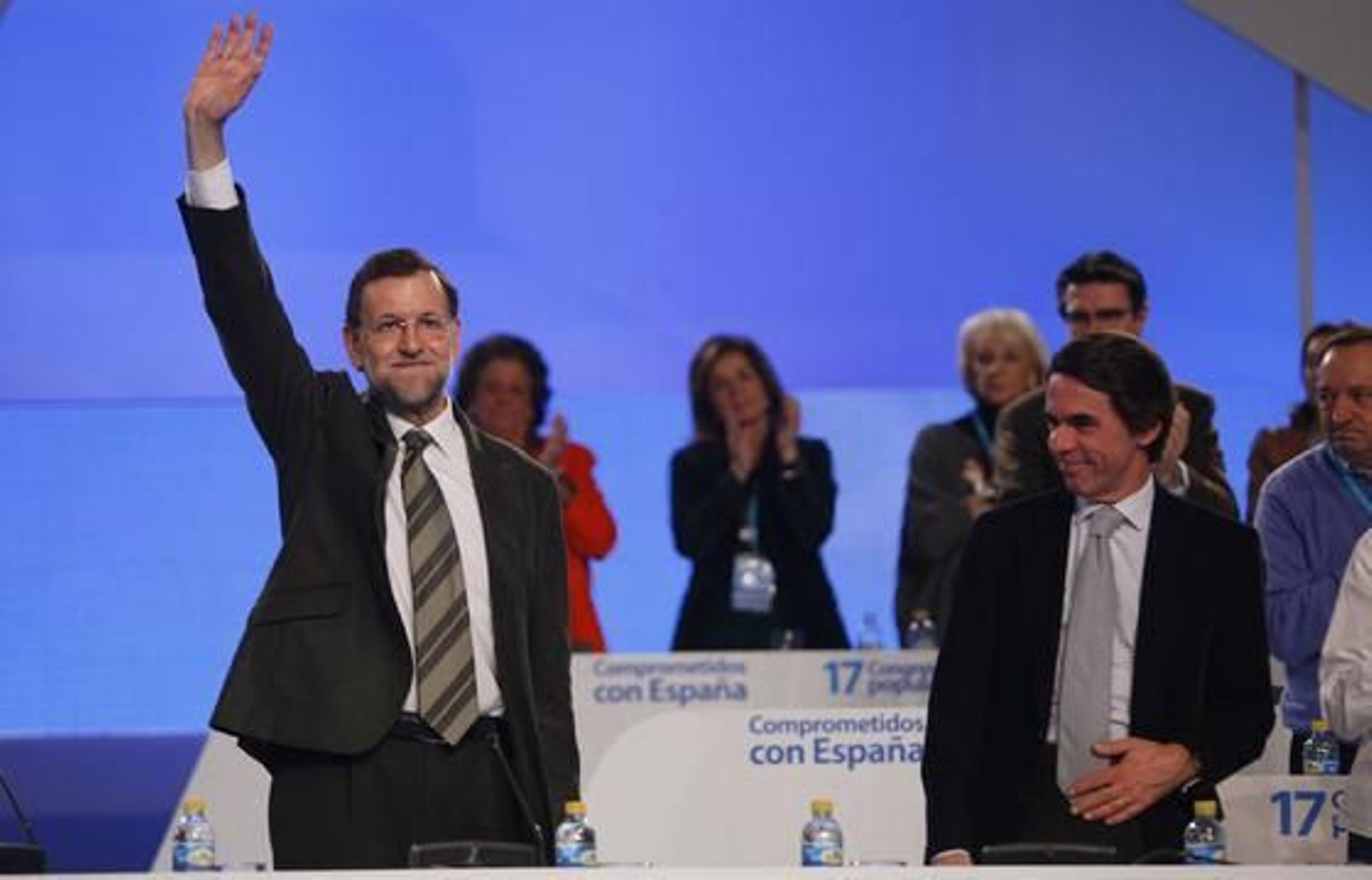 Rajoy y Aznar saludan y se muestran agradecidos a los asistentes al Congreso. 

Foto: Antonio Pizarro