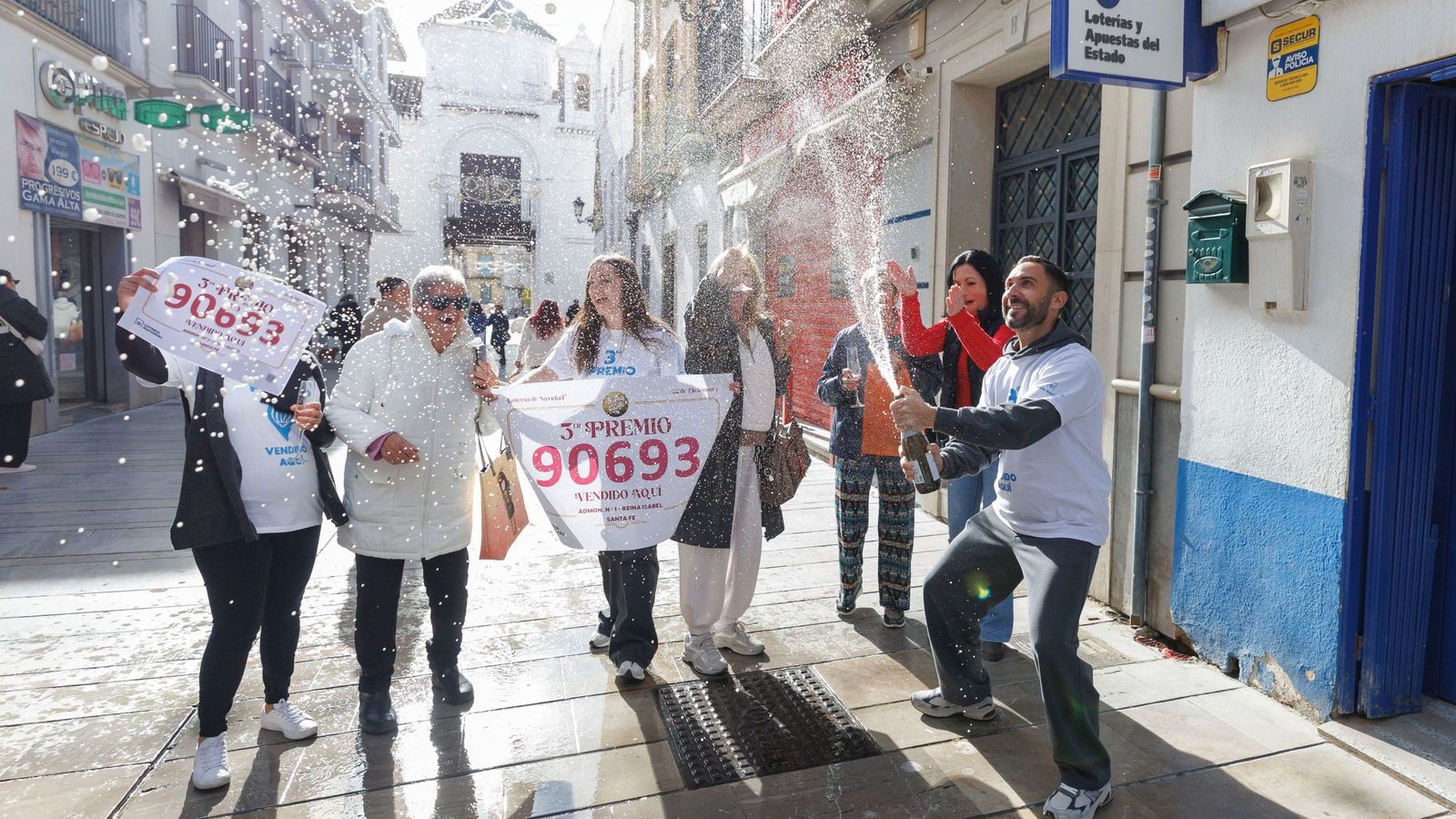 Empleados de la Administración de Lotería de Granada celebran el tercer premio con el número 90693