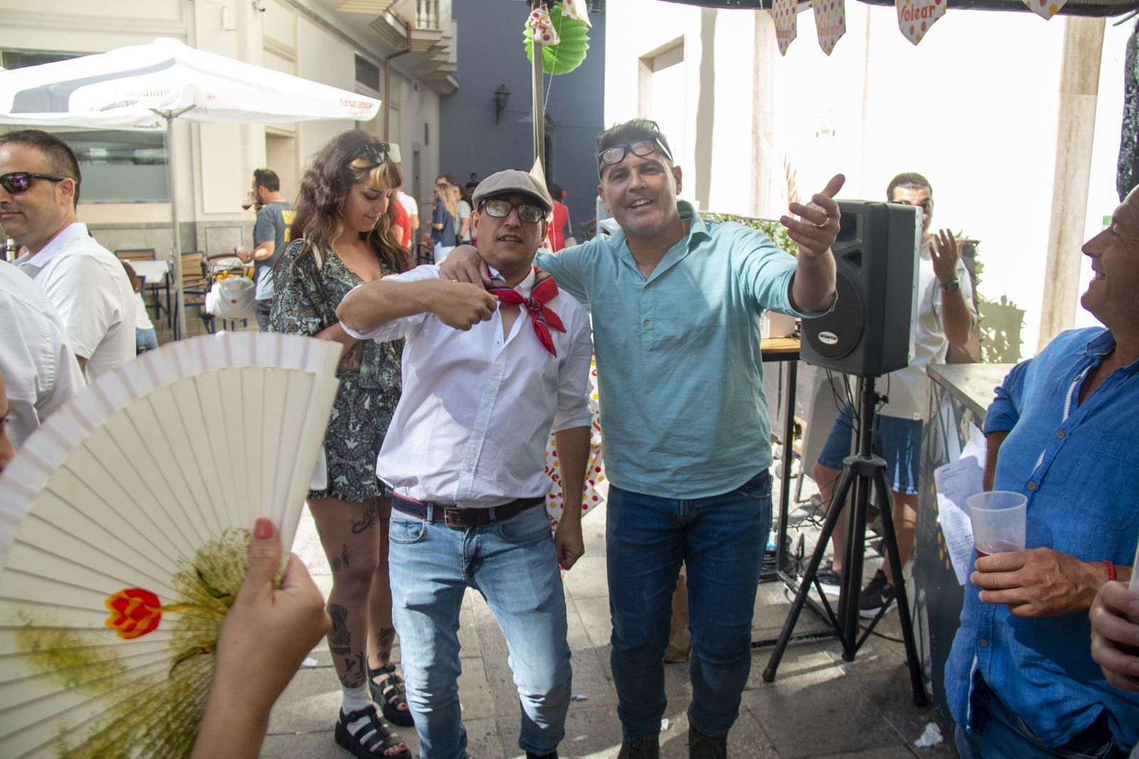 La Costa de Granada celebra y baila al ritmo de las Cruces