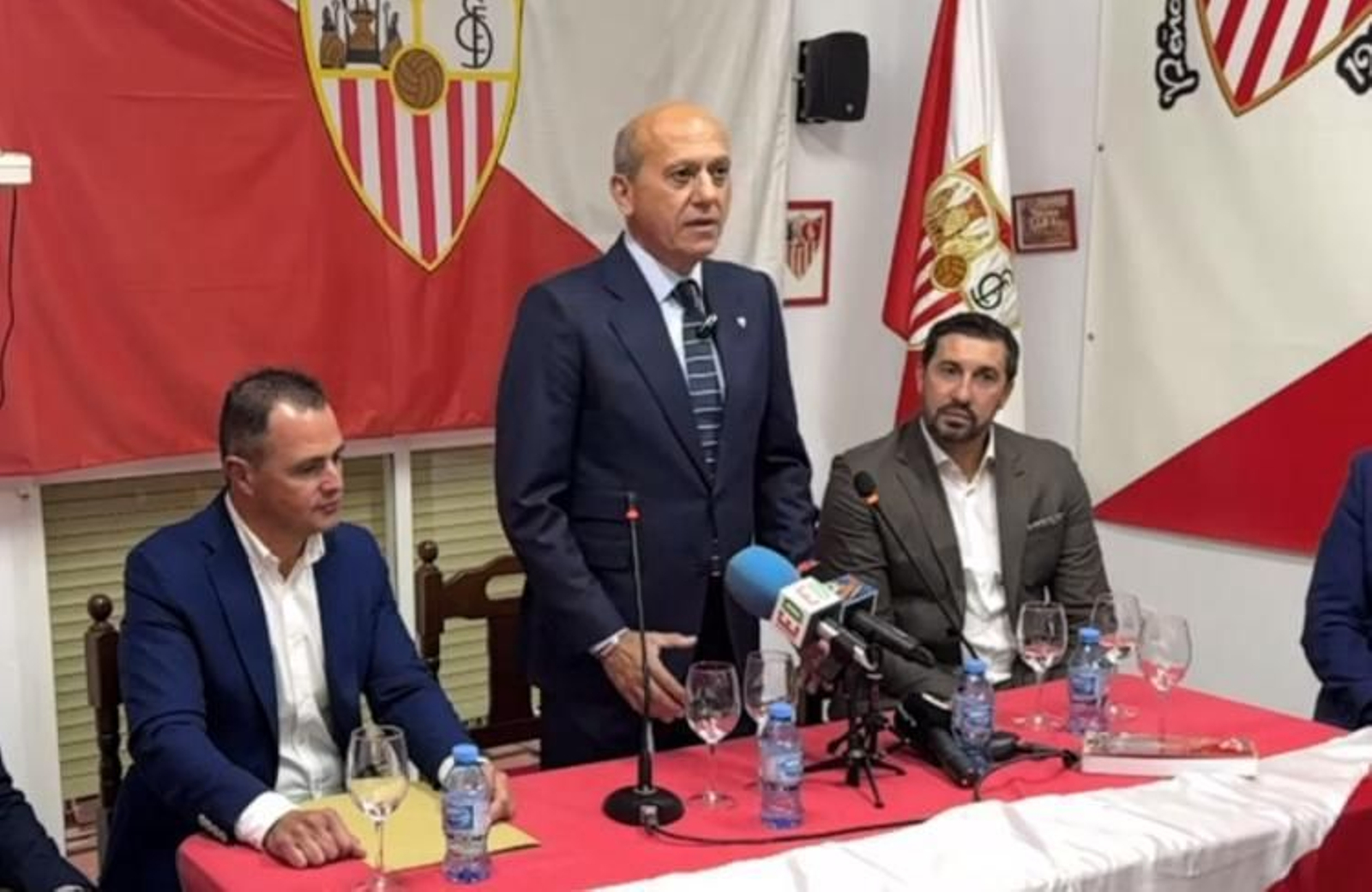 Del Nido, en la Peña Sevillista de Los Palacios; a la derecha, Dragutinovic.