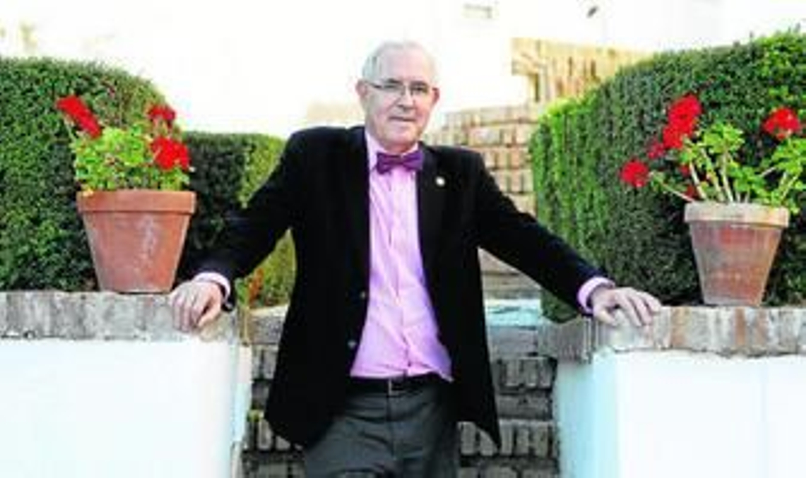 Carlos Ballesta, en su carmen del Albaicín.