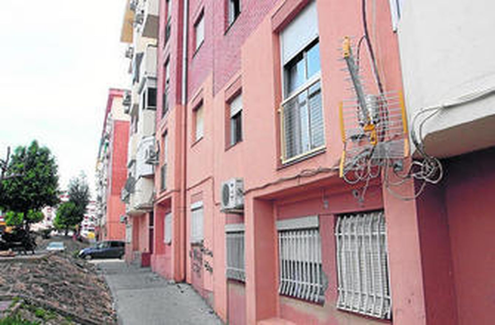 Estado de las fachadas de los edificios, que son propiedad de la Junta.