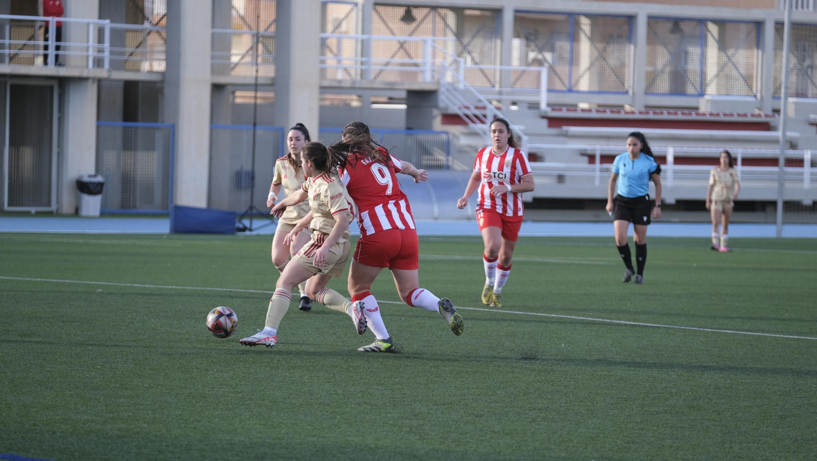 La rojiblanca Fátima trata de robarle el balón a una rival del conjunto murciano.
