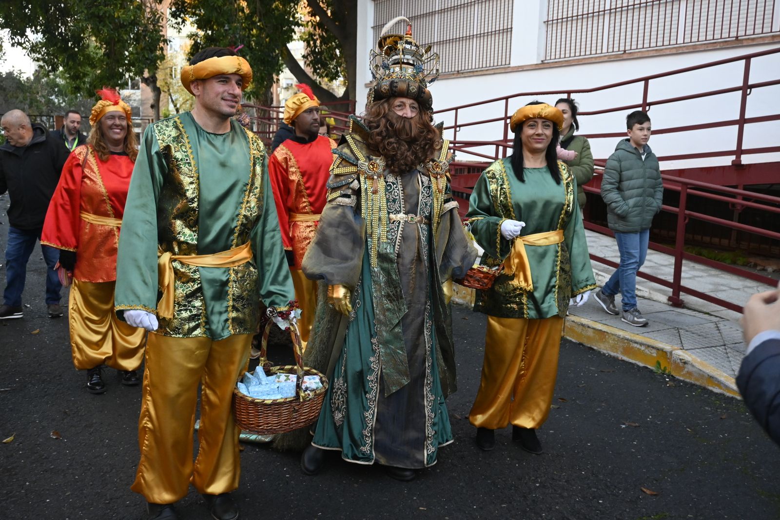 Visita de los Reyes Magos a los ancianos de los asilos de Huelva, en imágenes