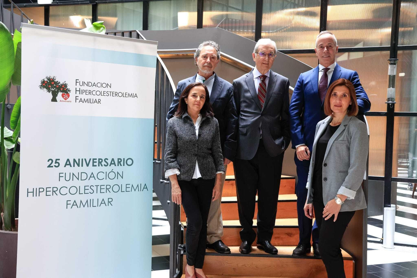 Los doctores Pedro Mata y Rodrigo Alonso junto a Luis Fuentetaja, María José Castillo y Esther Villalmanzo, pacientes