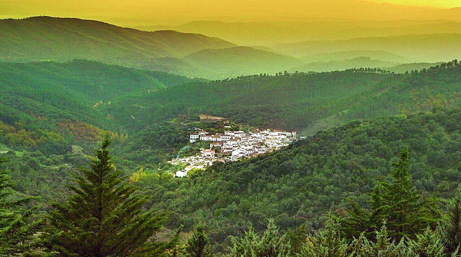Vista aérea del municipio onubense, enclavado en la sierra