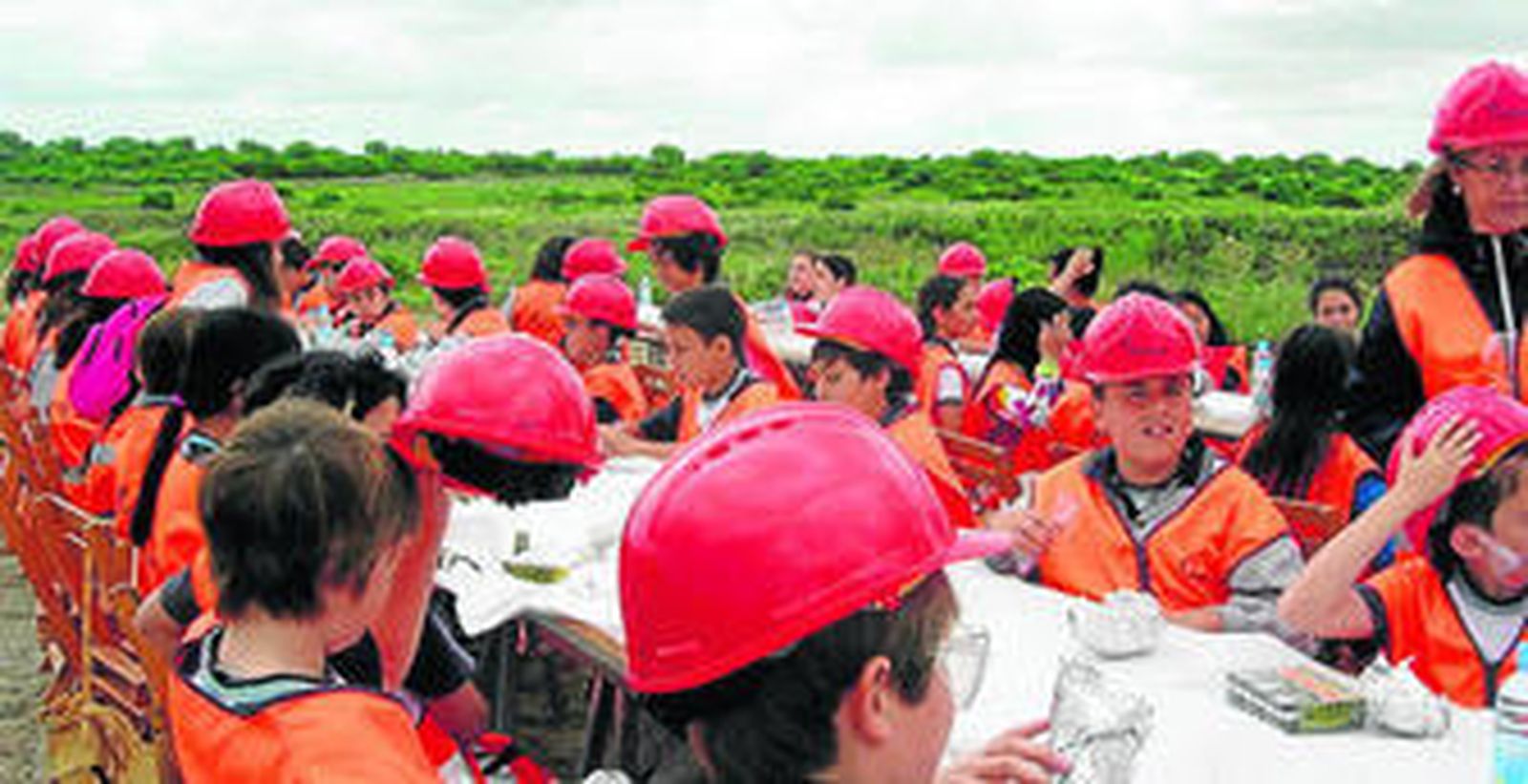 Imagen de los niños durante la jornada en la cantera de Holcim en Jerez.