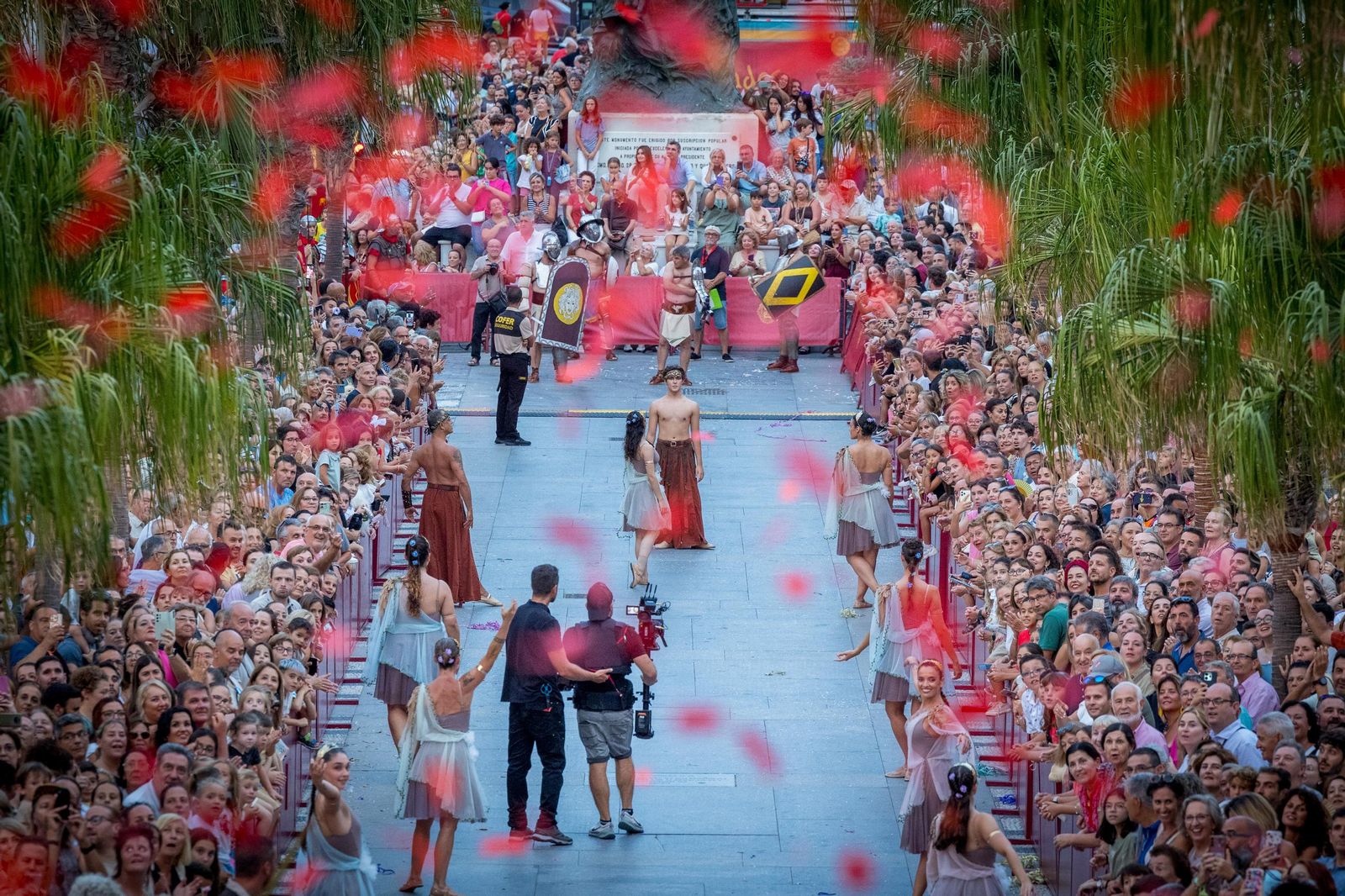 Las imágenes de Gades Romana 2025: la comitiva y el espectáculo inaugural en Cádiz